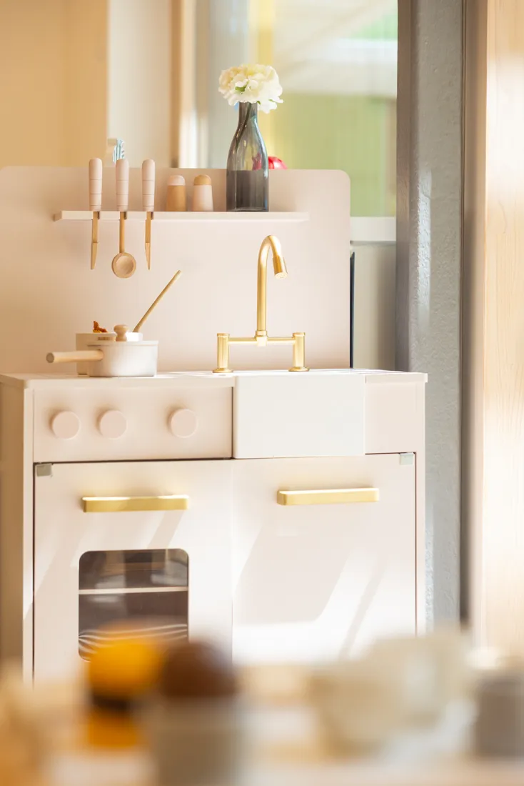 Spielk&uuml;che in einer Kindertagesst&auml;tte mit Ofen, Herd und Waschbecken f&uuml;r kreative Kochabenteuer