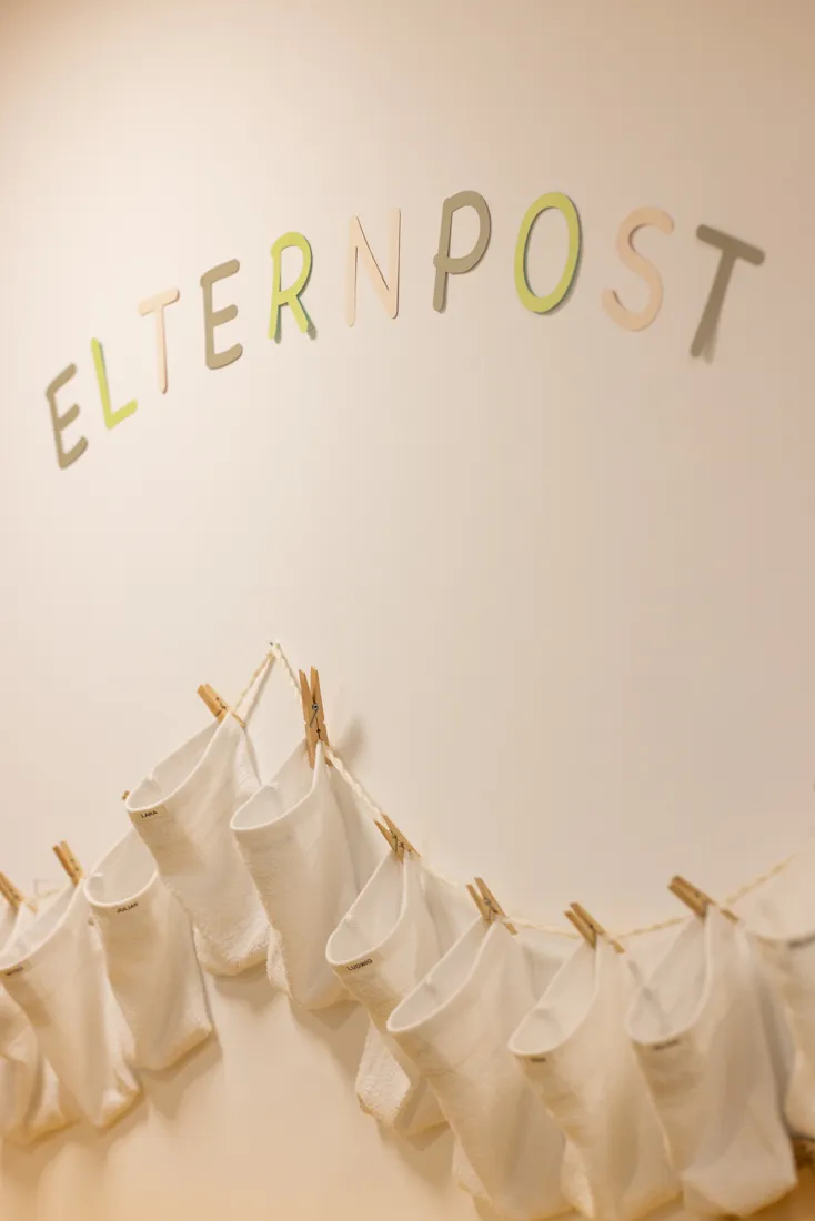 Wand mit Waschlappen f&uuml;r Elternpost, um Nachrichten an die Eltern der Kinder zukommen zu lassen