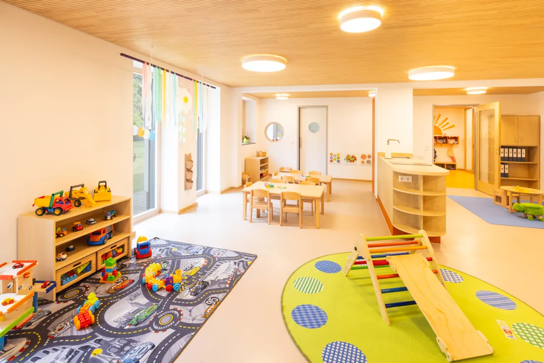 Bunter Gruppenraum mit viel nat&uuml;rlichem Licht und Spielzeugen