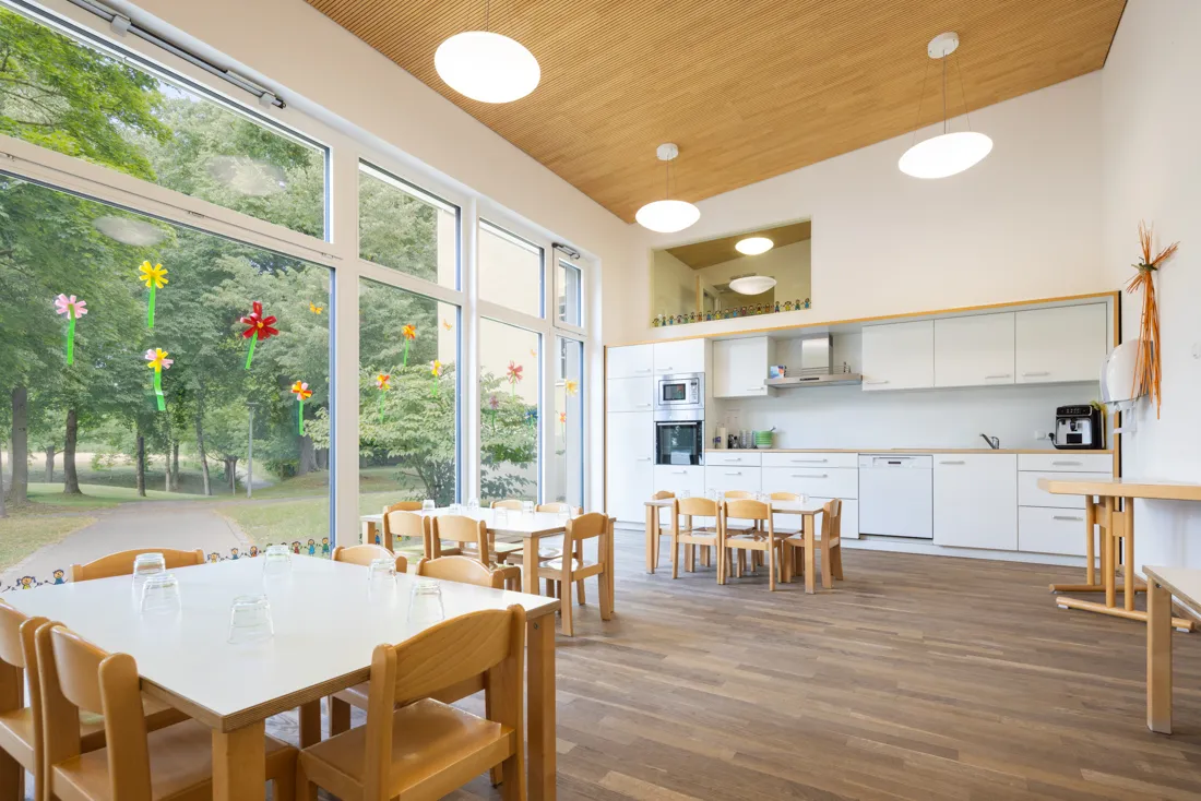 Esszimmer der Kindertageseinrichtung mit heller K&uuml;che und vielen Sitzgelegenheiten f&uuml;r die Kinder