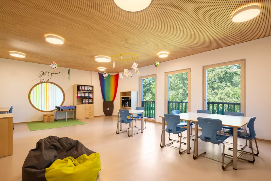 Hortraum mit Sitzsack, Tischen und St&uuml;hlen zum Lernen und einem Kicker